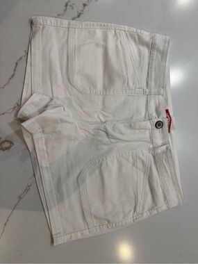 UNIONBAY White Cotton Shorts with Red Logo Tag
